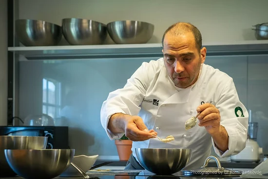 Marino Petrillo — Magical Molise Marino Petrillo, grundare av Magical Molise, tillagar italienska delikatesser i sitt kök